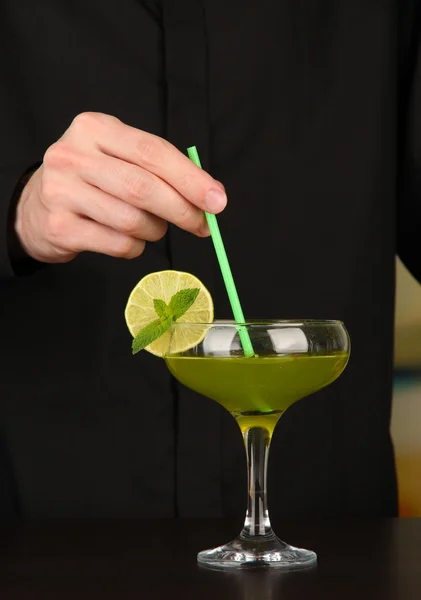 Bartender att göra och dekorera cocktail på närbild — Stockfoto