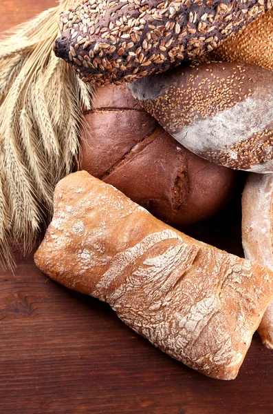 Много хлеба на деревянной доске — стоковое фото