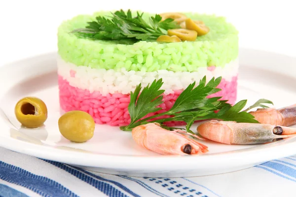 Gekleurde rijst op plaat op servet geïsoleerd op wit — Stockfoto
