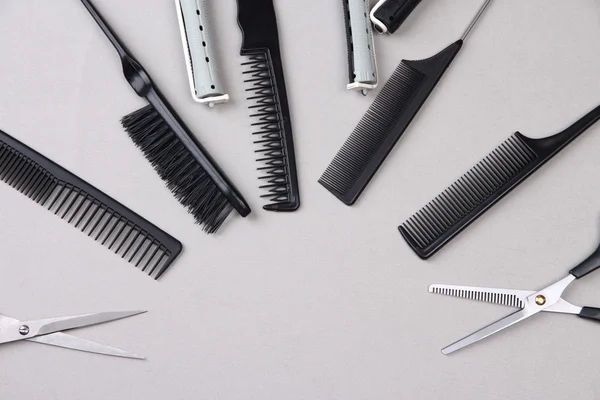 Outils professionnels de coiffeur sur fond gris — Photo