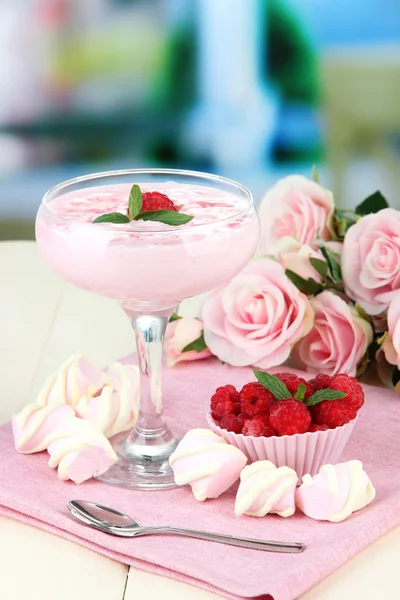 Raspberry melk dessert in cocktailglas, op lichte achtergrondAhududulu süt tatlı parlak zemin üzerine kokteyl cam — Stok fotoğraf