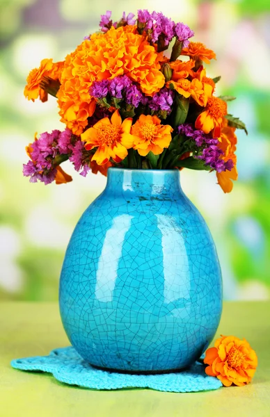 Buket marigold çiçek vazoda doğal zemin üzerine ahşap tablo — Stok fotoğraf
