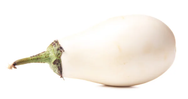 Verse aubergine geïsoleerd op wit — Stockfoto