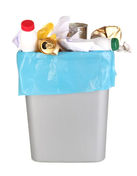 Bin pieno di spazzatura isolato su bianco — Foto Stock