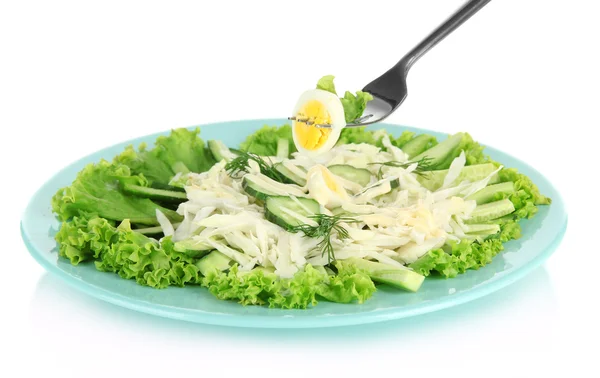 Tenedor y sabrosa ensalada, aislado en blanco — Foto de Stock