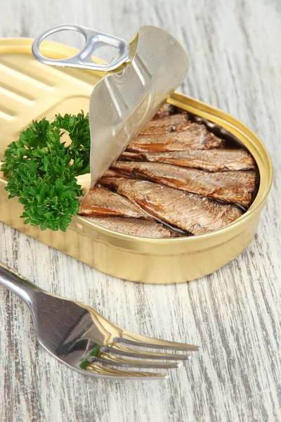 Latón abierto con sardinas, sobre fondo de madera —  Fotos de Stock