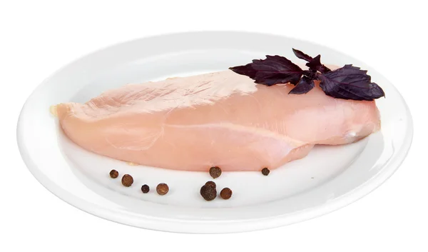 Сырые филе курицы на белой тарелке, изолированные на белом — стоковое фото