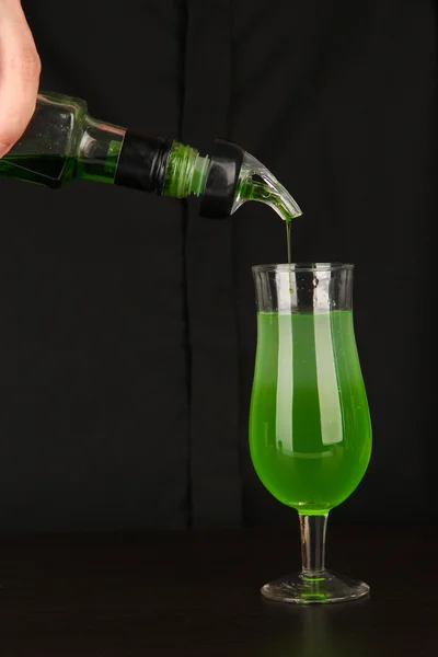 Bartender making cocktail on bright background, close-up — Zdjęcie stockowe