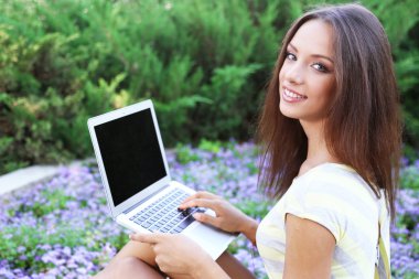 güzel genç kız ile laptop Park