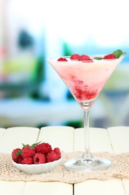 Raspberry melk dessert in cocktailglas, op lichte achtergrondAhududulu süt tatlı parlak zemin üzerine kokteyl cam