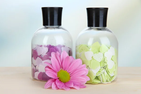 Aromaterapi mineraler - färgglada badsalt på ljus bakgrund — Stockfoto