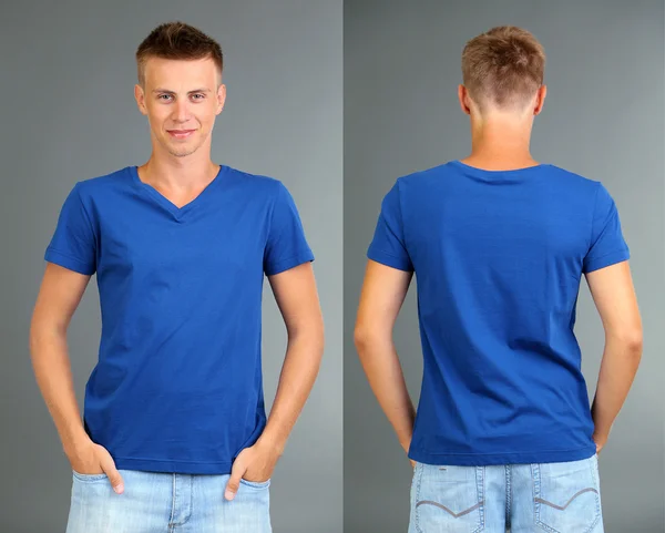 T-shirt op jonge man vooraan en achter op een grijze achtergrond — Stockfoto