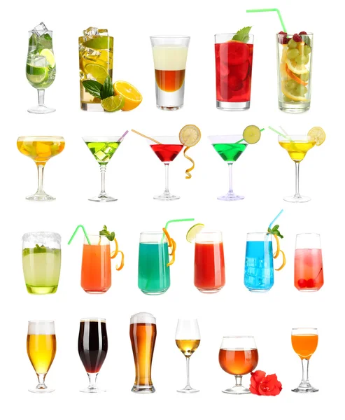 Lote de diferentes coquetéis e bebidas isolados em branco — Fotografia de Stock