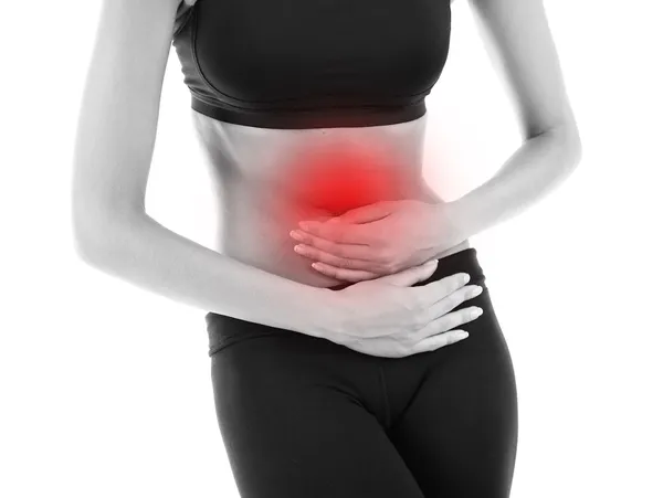 Mulher que sofre de dor abdominal — Fotografia de Stock