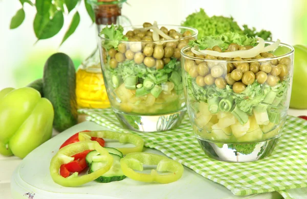 Salada saborosa com legumes frescos na mesa de madeira — Fotografia de Stock