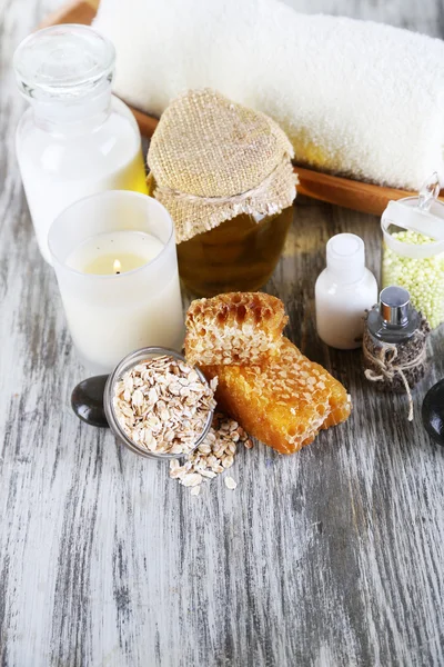 Honig-Milch-Wellness mit Ölen und Honig auf Holztisch in Großaufnahme — Stockfoto