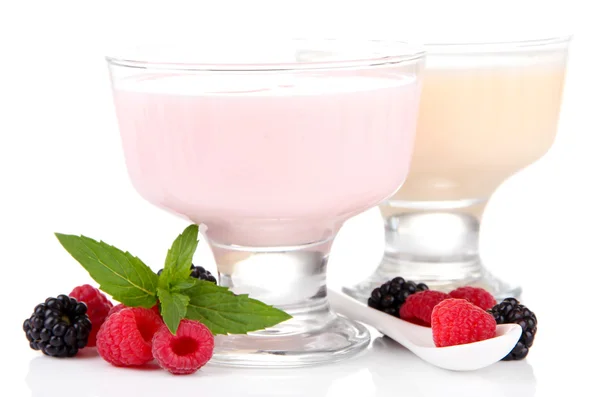 Köstlicher Joghurt mit Beeren isoliert auf weiß — Stockfoto