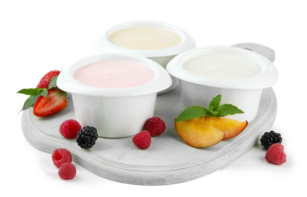 Delicioso yogur con frutas y bayas aisladas en blanco —  Fotos de Stock