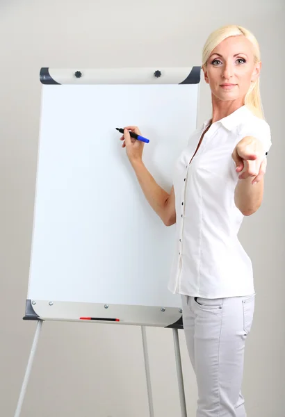 Femme d'affaires présentant sur tableau à feuilles mobiles dans le bureau — Photo