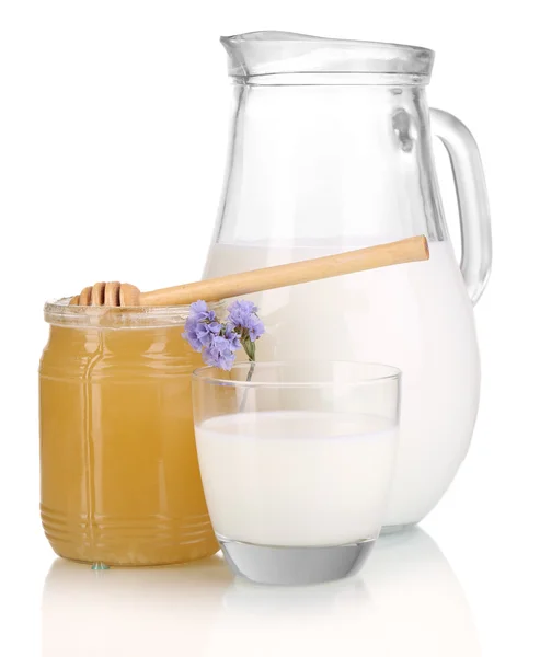 Mel e leite isolados sobre branco — Fotografia de Stock