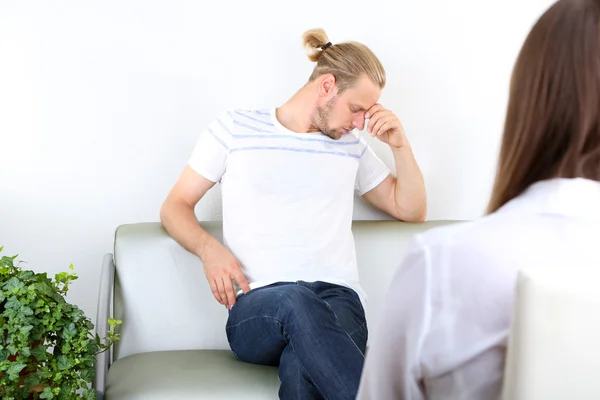 Hombre con problema en recepción para psicólogo — Foto de Stock