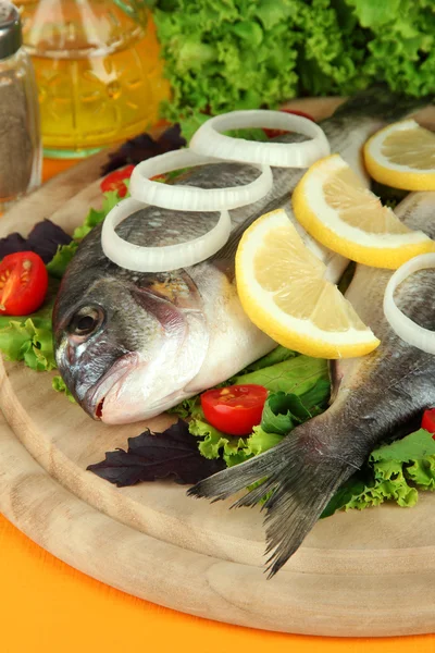 Dorado pescado en primer plano de la mesa —  Fotos de Stock