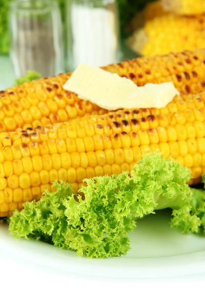 Delicioso milho grelhado dourado com manteiga close-up — Fotografia de Stock