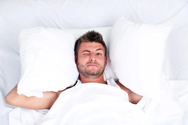 Красивий молодий чоловік в ліжку — стокове фото