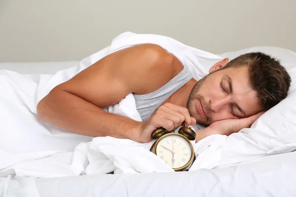 Bonito jovem homem na cama — Fotografia de Stock