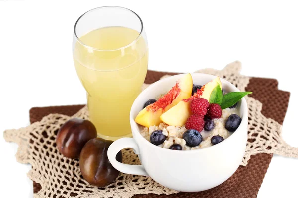 Harina de avena en taza con bayas en servilletas aisladas en blanco —  Fotos de Stock