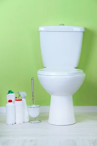 Белый унитаз и чистая бутылка в ванной комнате — стоковое фото