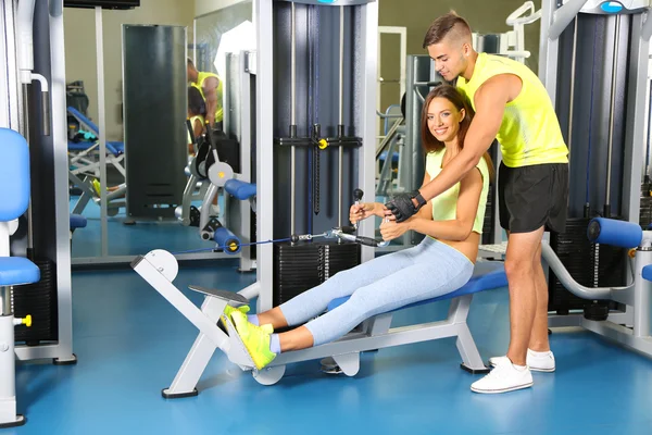 Chica y entrenador en el gimnasio — Foto de Stock