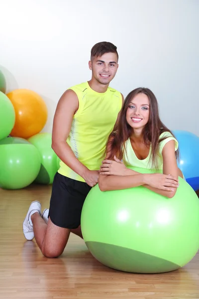 Girl and guy in fitness room — Stock Photo, Image