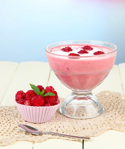 Himbeermilch-Dessert, auf hellem Hintergrund — Stockfoto