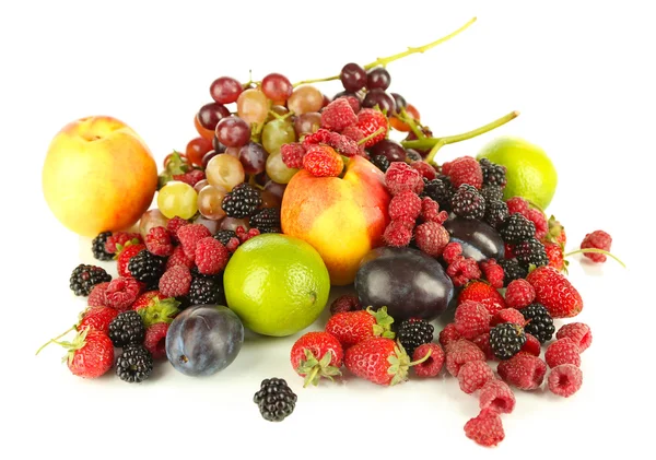 Surtido de frutas y bayas jugosas, aisladas en blanco — Foto de Stock