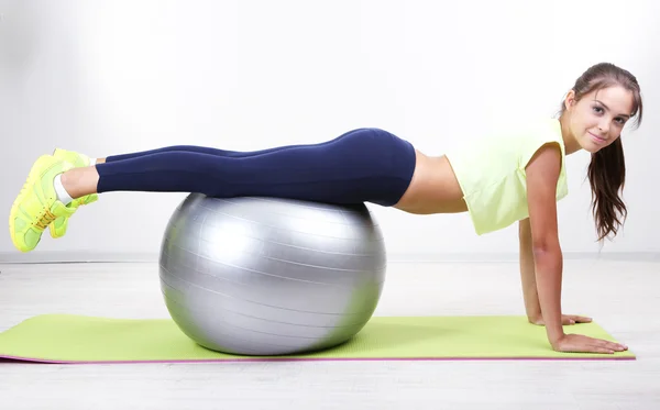 Menina bonita fazendo exercícios em casa — Fotografia de Stock