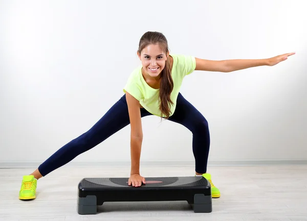 Schöne junge Mädchen machen Übungen zu Hause — Stockfoto