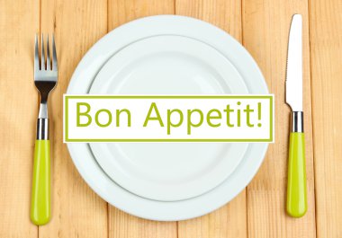 bıçak, renkli plaka ve ahşap zemin üzerine çatal