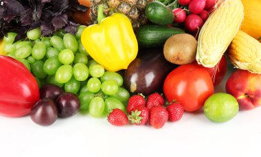 farklı meyve ve sebze beyaz zemin üzerine