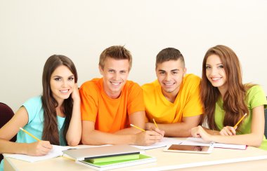 Grup genç öğrenci oturma odasında
