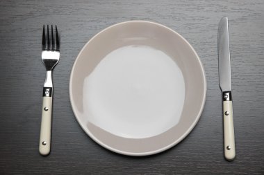 bıçak, renkli plaka ve ahşap zemin üzerine çatal