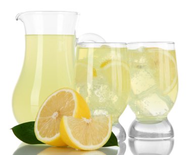 beyaz izole lezzetli limonata