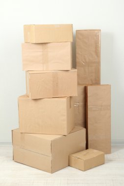 Odada farklı karton kutular