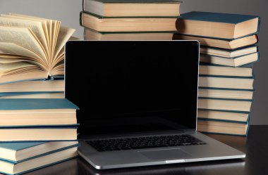 kitapların arka plan üstünde defter