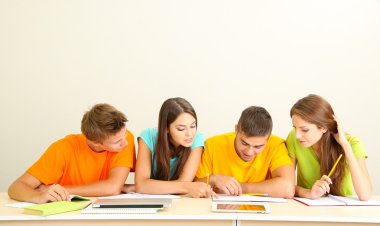 Grup genç öğrenci oturma odasında