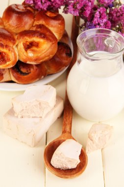 pasta üzerinde ahşap masa yakın çekim ile kuru maya