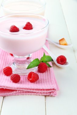 Tablo yakın çekim üzerinde meyveleri ile lezzetli yoğurt