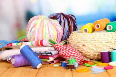 hasır sepet ve aksesuarlar, iğne işi parlak zemin üzerine ahşap tablo