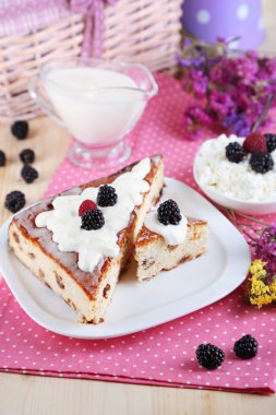 Ahşap masa yakın çekim peçeteye plaka üzerinde kuru üzüm ile peynir güveç