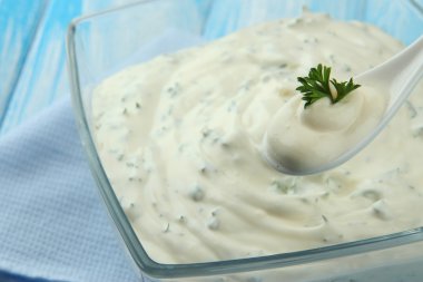 Tablo yakın çekim üzerinde ekşi krema